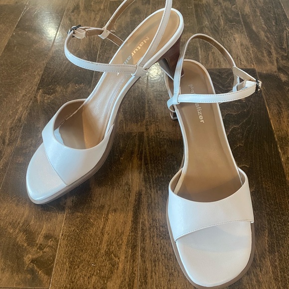 NATURALIZER White Leather Neutral Classic Ankle Strap Open Toe Heels Sz 8 1/2 N - Picture 1 of 6
